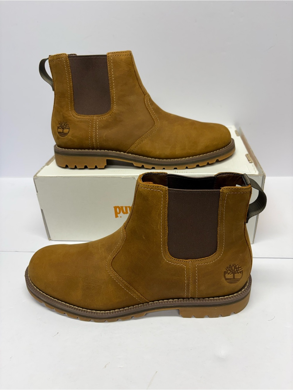 Timberland Men's Chukka Boots in Chestnut/Tan / box is damaged